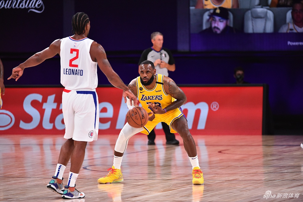 詹姆斯死盯卡哇伊