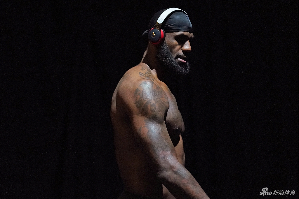 詹姆斯光膀子力量训练写真 感受35岁老汉的身材