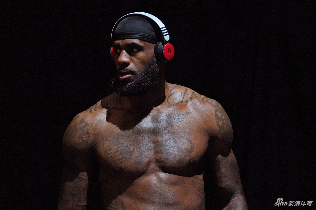 詹姆斯光膀子力量训练写真 感受35岁老汉的身材