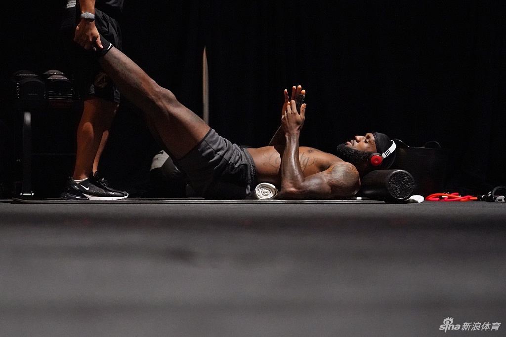 詹姆斯光膀子力量训练写真 感受35岁老汉的身材