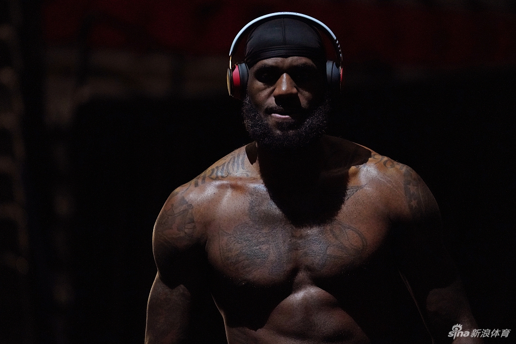 詹姆斯光膀子力量训练写真 感受35岁老汉的身材