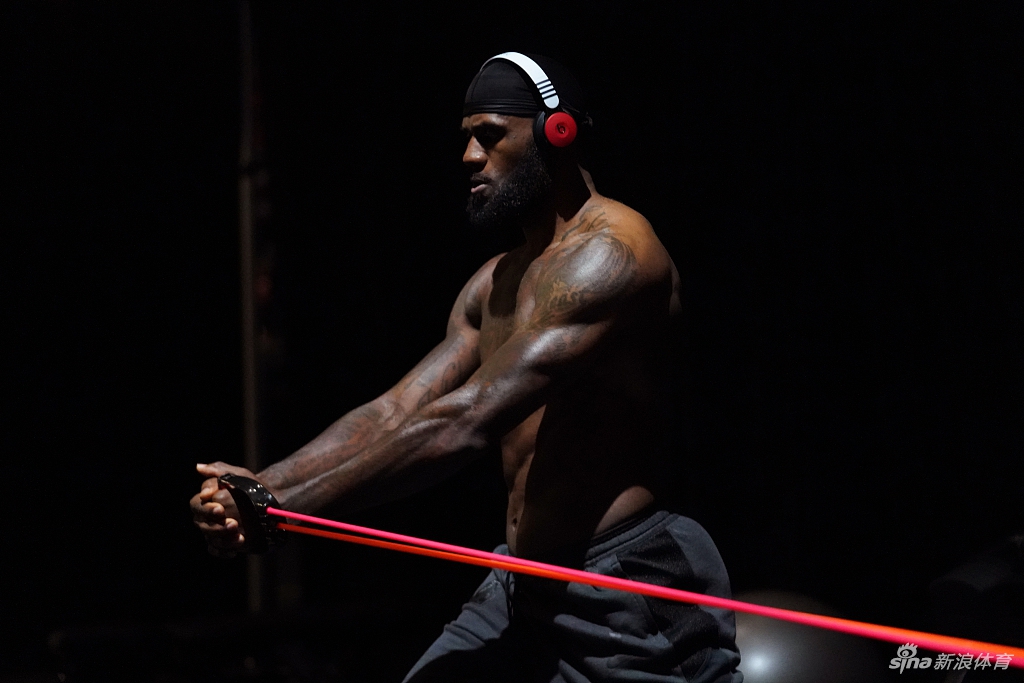 詹姆斯光膀子力量训练写真 感受35岁老汉的身材