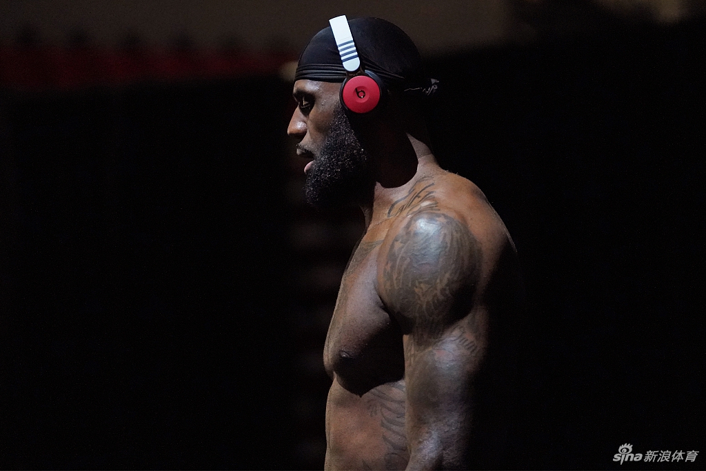 詹姆斯光膀子力量训练写真 感受35岁老汉的身材