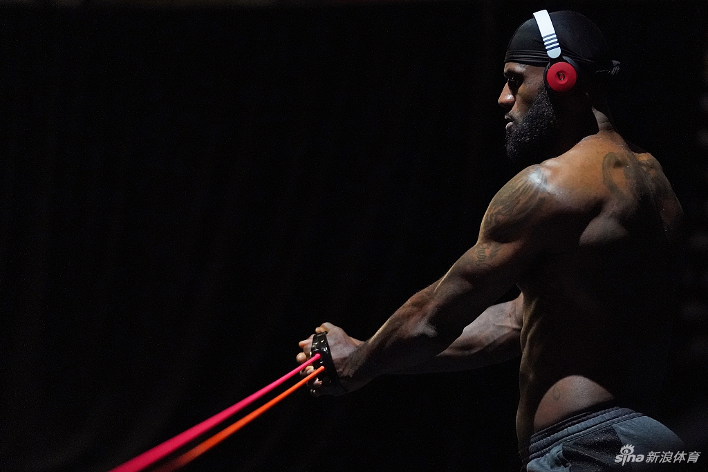 詹姆斯光膀子力量训练写真 感受35岁老汉的身材