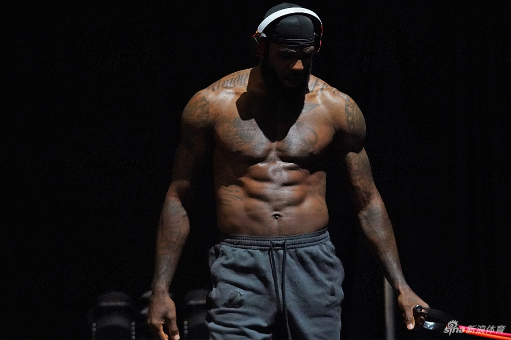 詹姆斯光膀子力量训练写真 感受35岁老汉的身材