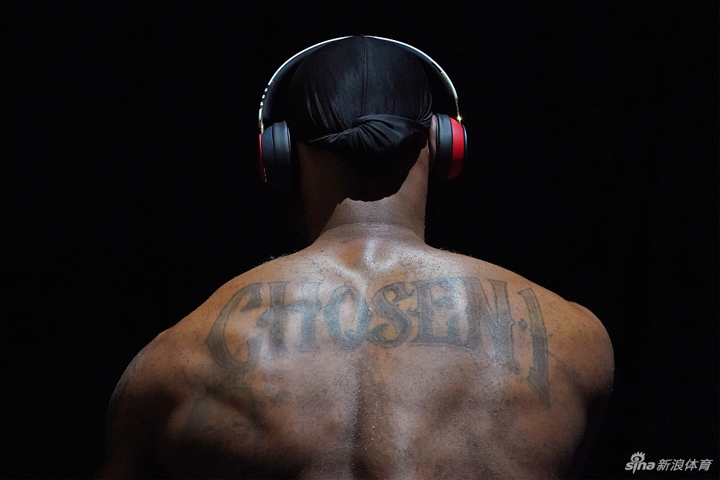 詹姆斯光膀子力量训练写真 感受35岁老汉的身材