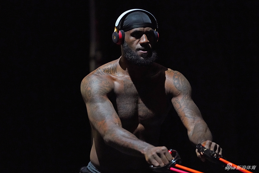 詹姆斯光膀子力量训练写真 感受35岁老汉的身材