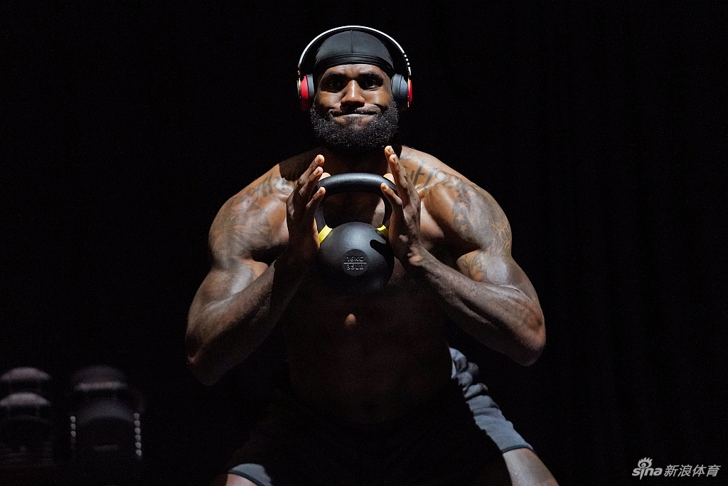 詹姆斯光膀子力量训练写真 感受35岁老汉的身材