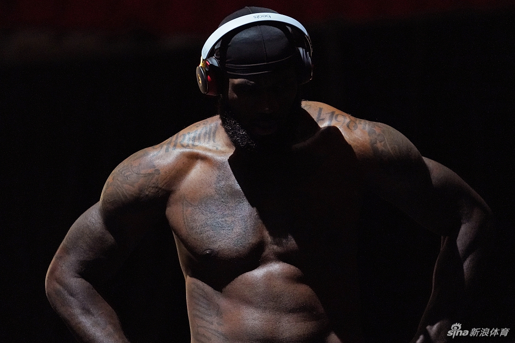 詹姆斯光膀子力量训练写真 感受35岁老汉的身材