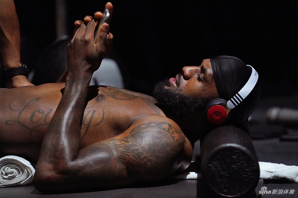 詹姆斯光膀子力量训练写真 感受35岁老汉的身材