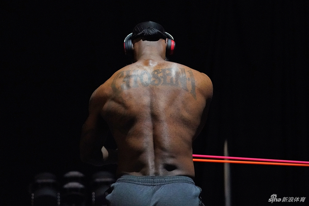 詹姆斯光膀子力量训练写真 感受35岁老汉的身材