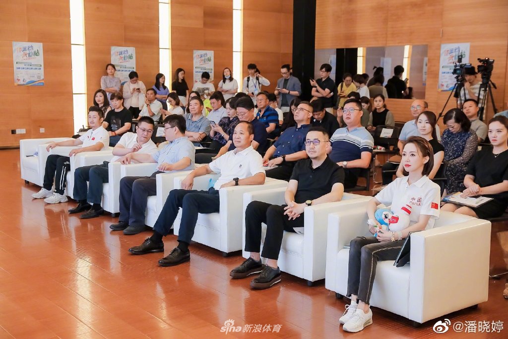 九球天后潘晓婷参加活动优雅端庄