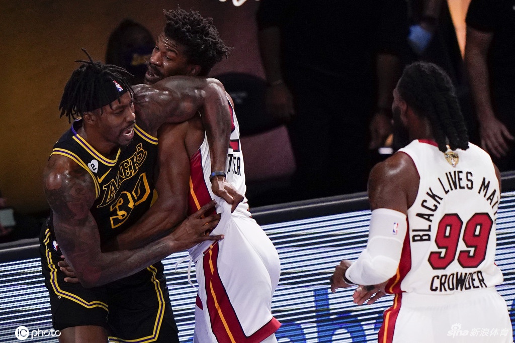 火爆冲突！巴特勒霍华德篮下抱摔！