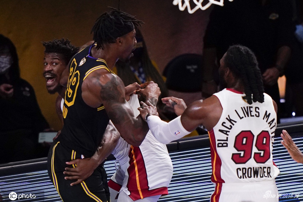 火爆冲突！巴特勒霍华德篮下抱摔！