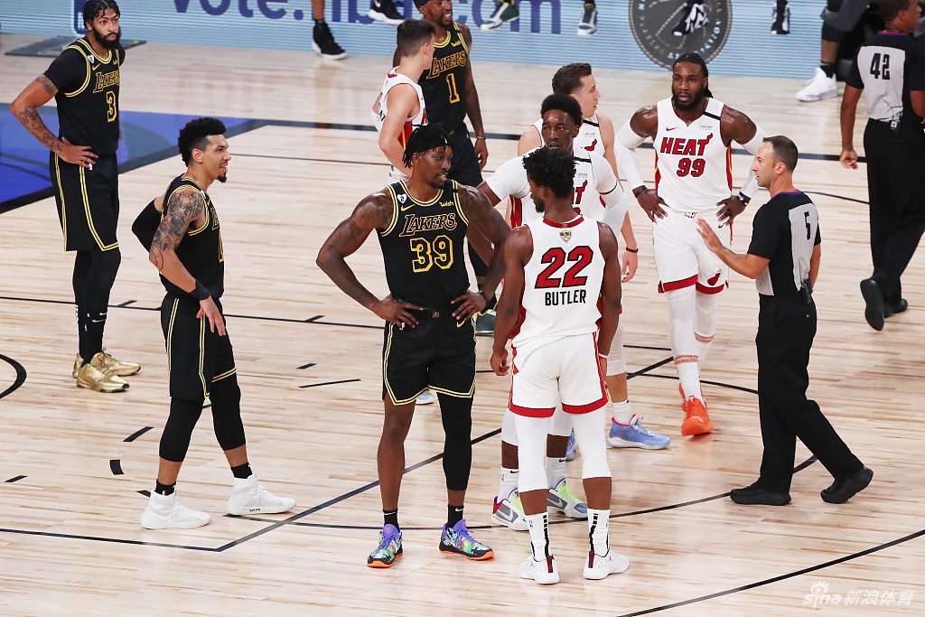 火爆冲突！巴特勒霍华德篮下抱摔！