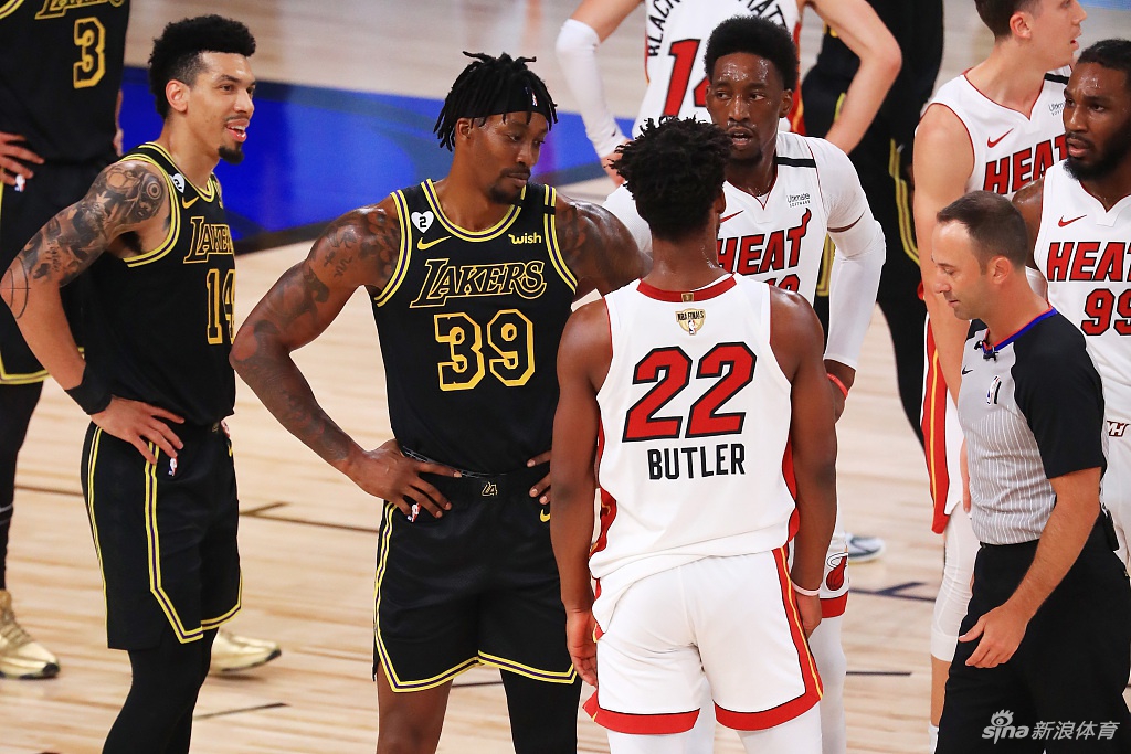 火爆冲突！巴特勒霍华德篮下抱摔！