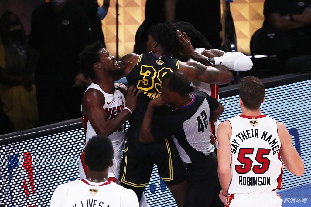 火爆冲突！巴特勒霍华德篮下抱摔！