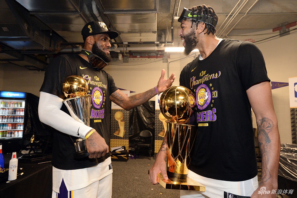 湖人球员更衣室开香槟庆祝夺冠 詹姆斯激情喷射