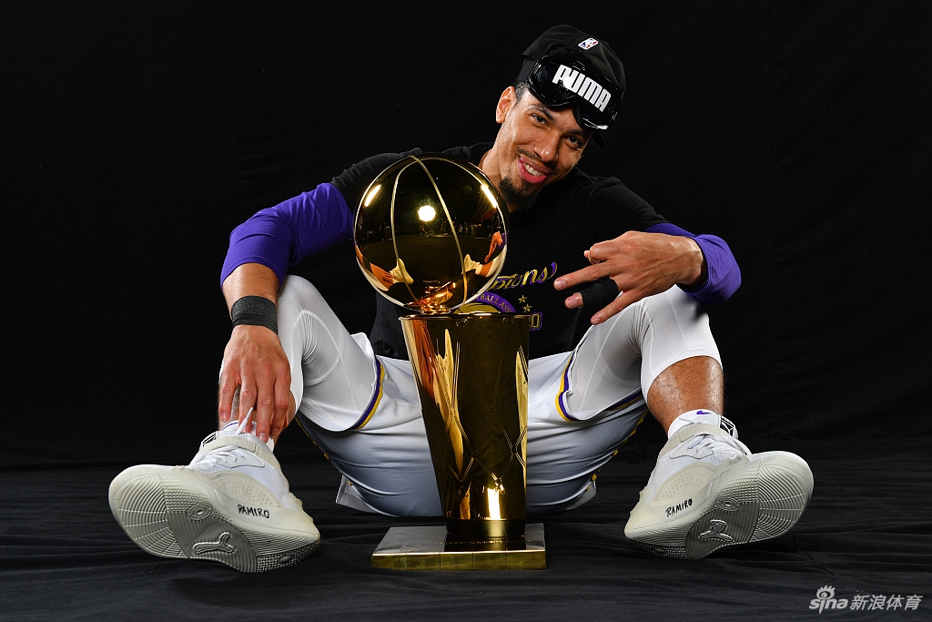 湖人拍摄总冠军写真 詹姆斯圆梦第四冠