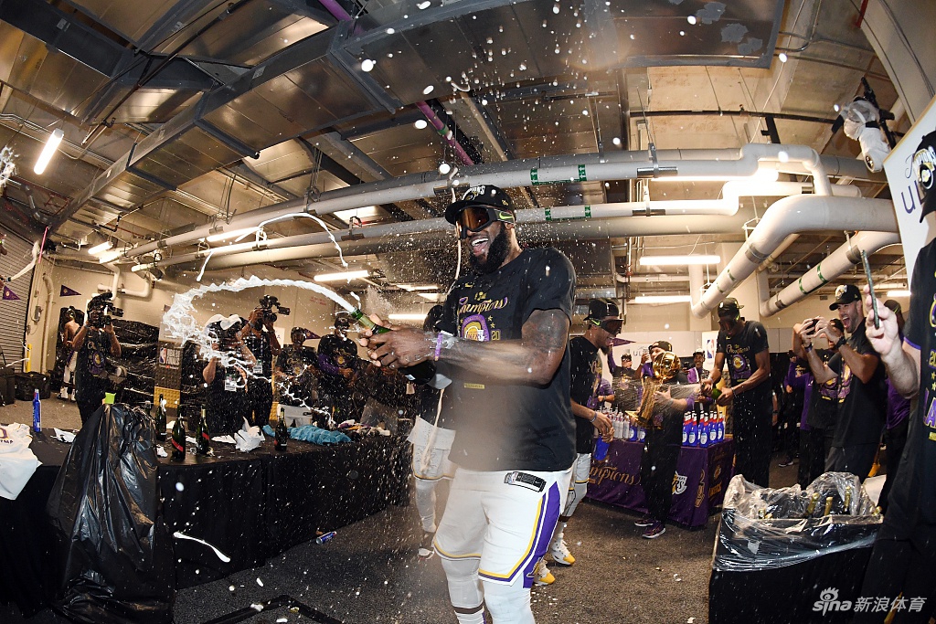 湖人球员更衣室开香槟庆祝夺冠 詹姆斯激情喷射
