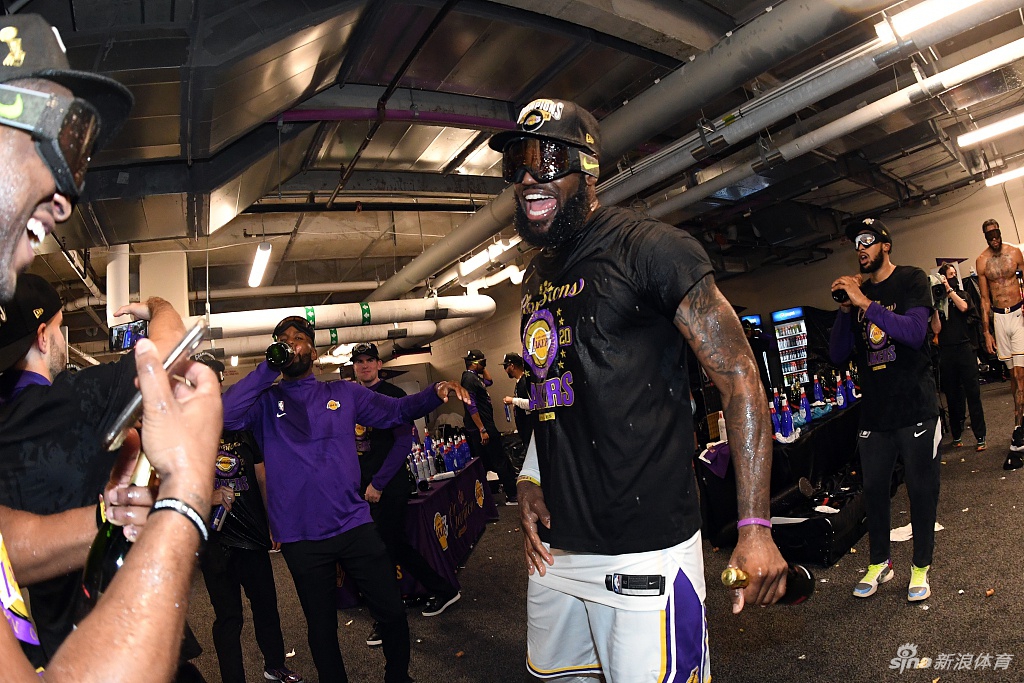 湖人球员更衣室开香槟庆祝夺冠 詹姆斯激情喷射