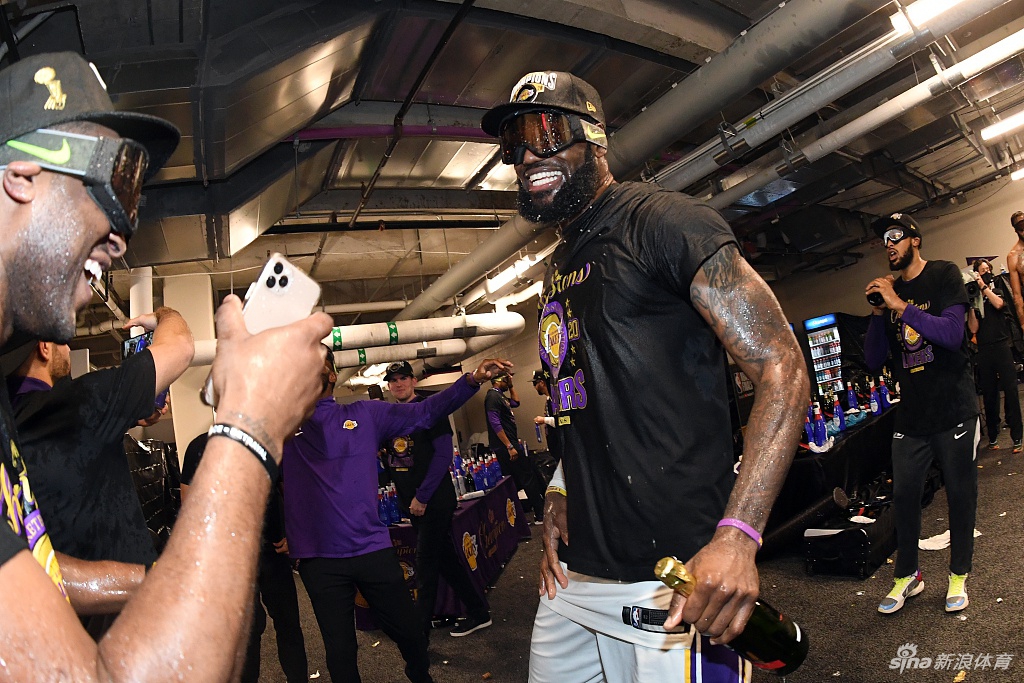 湖人球员更衣室开香槟庆祝夺冠 詹姆斯激情喷射