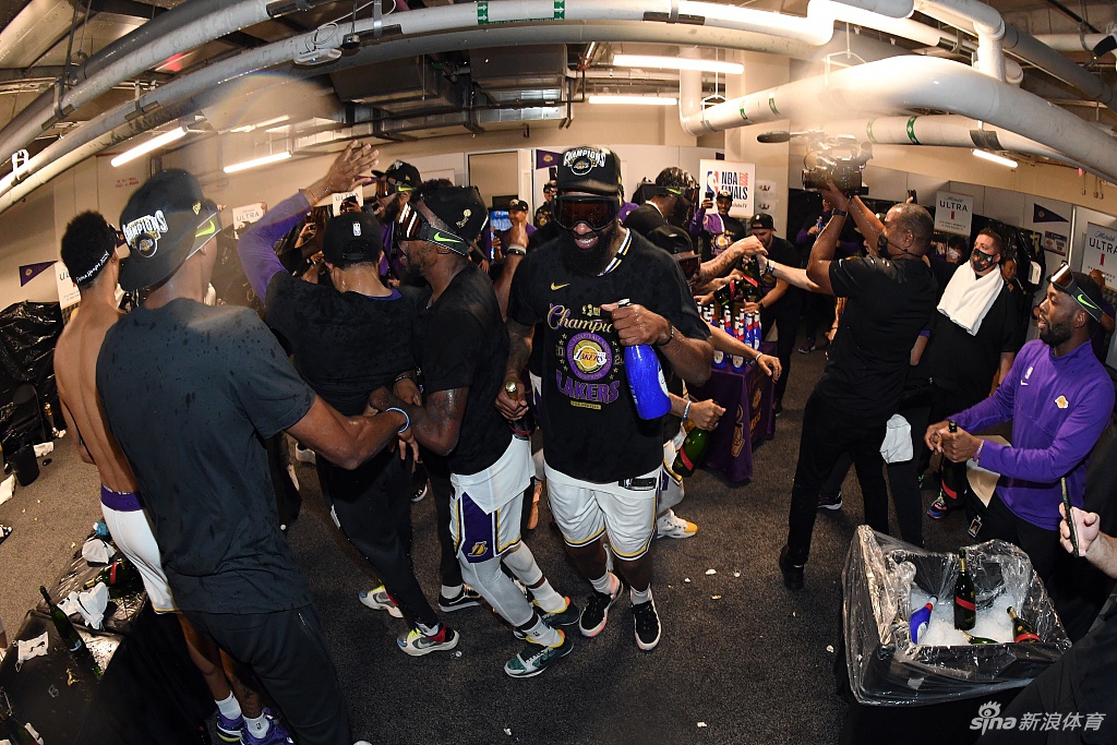 湖人球员更衣室开香槟庆祝夺冠 詹姆斯激情喷射