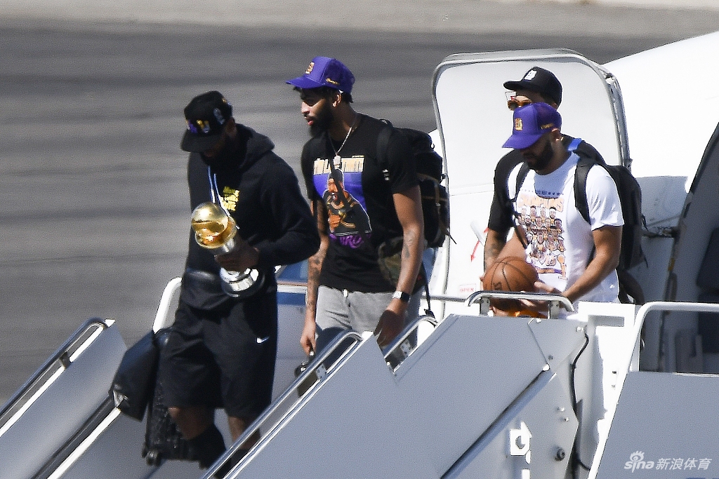 詹姆斯引领湖人众将凯旋 洛杉矶！你的冠军回来了！
