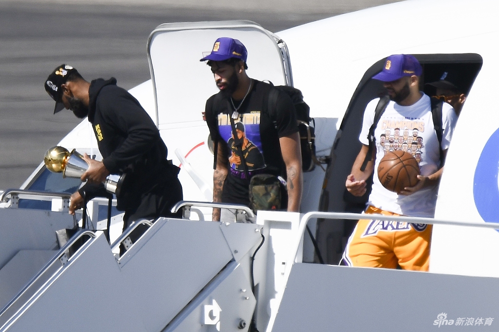 詹姆斯引领湖人众将凯旋 洛杉矶！你的冠军回来了！