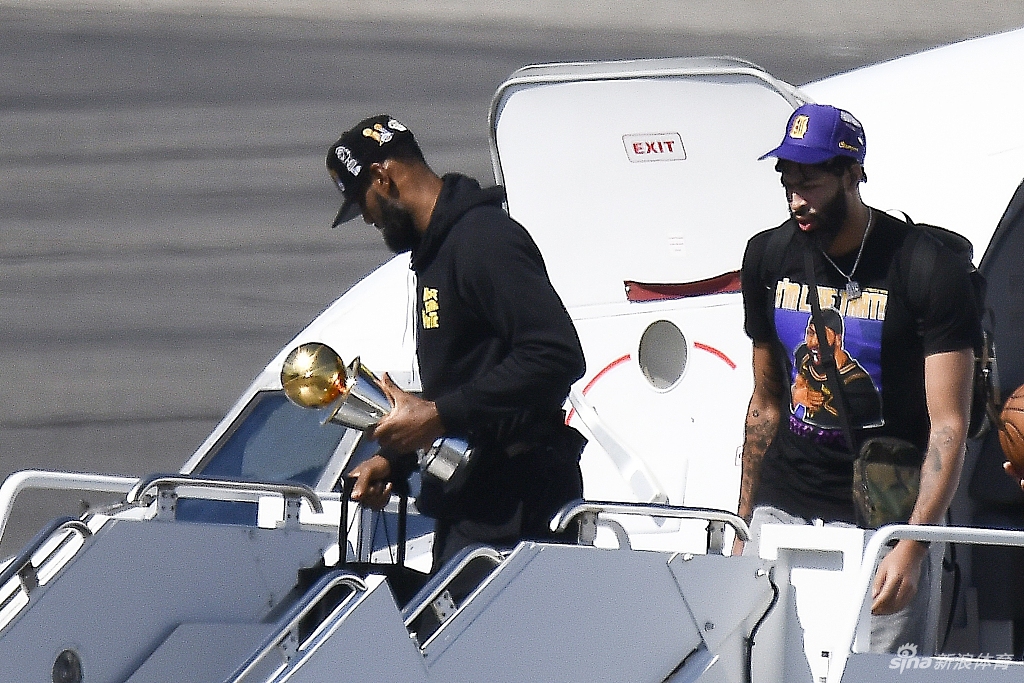 詹姆斯引领湖人众将凯旋 洛杉矶！你的冠军回来了！