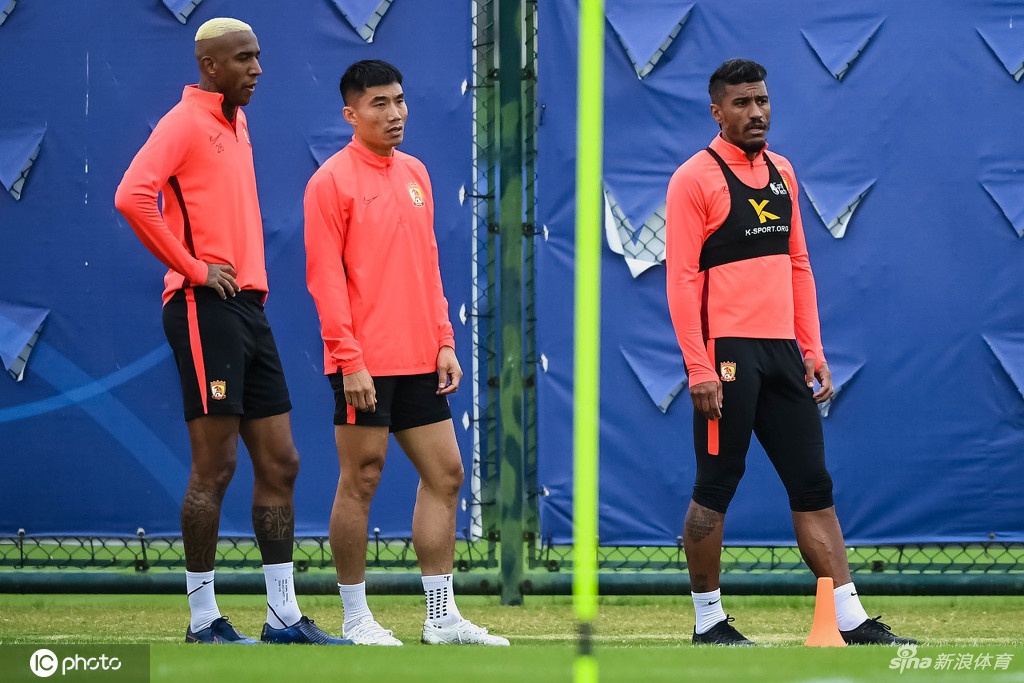 恒大将士轻松训练备战华夏