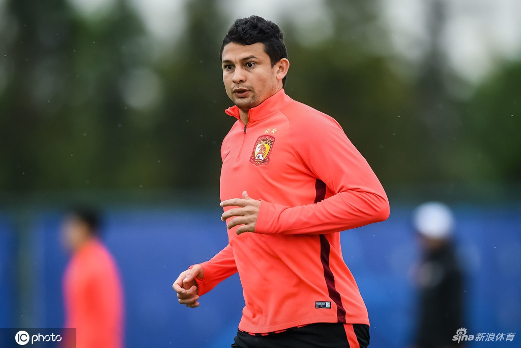 恒大将士轻松训练备战华夏