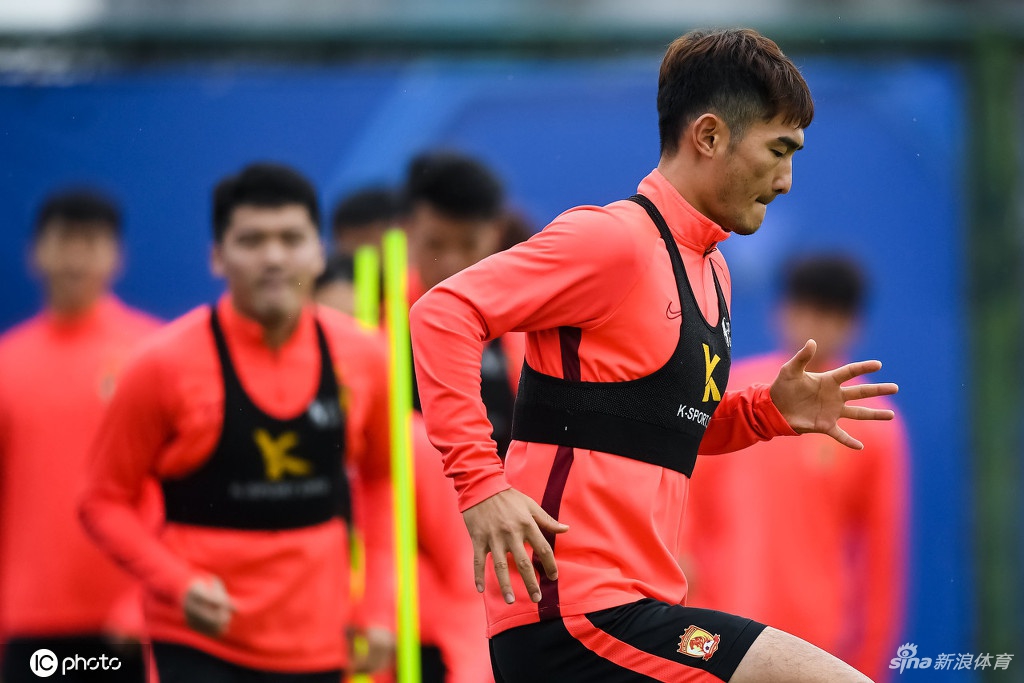 恒大将士轻松训练备战华夏