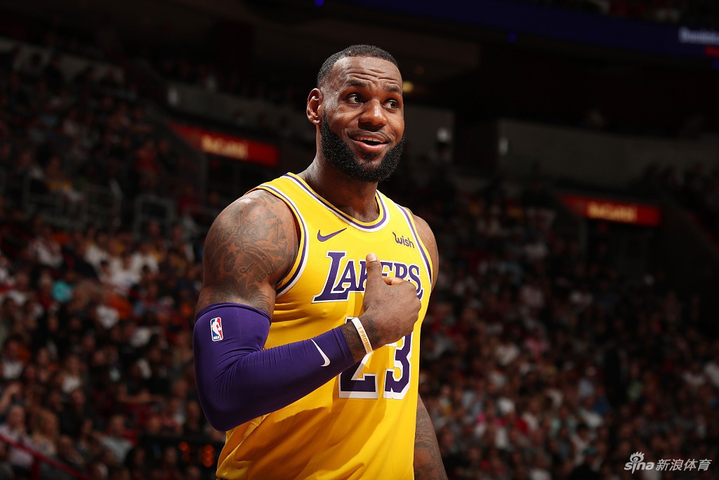 詹姆斯2年8500万提前顶薪续约湖人
