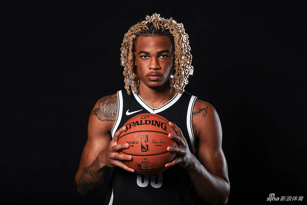 篮网队拍摄新赛季球员写真 杜兰特欧文造型满分