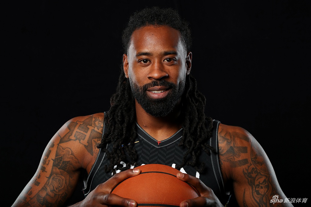 篮网队拍摄新赛季球员写真 杜兰特欧文造型满分