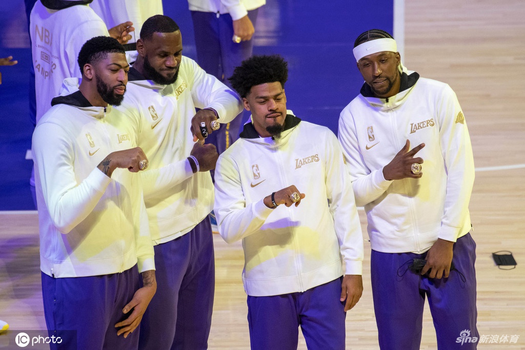 湖人总冠军戒指颁奖仪式 詹姆斯戴大钻戒笑开花