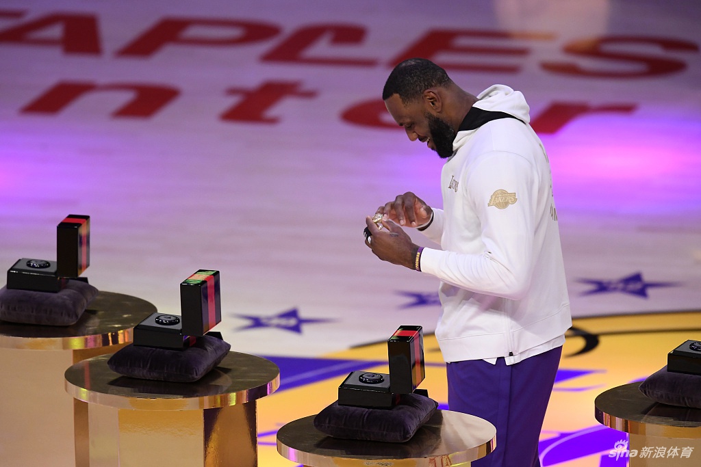 湖人总冠军戒指颁奖仪式 詹姆斯戴大钻戒笑开花