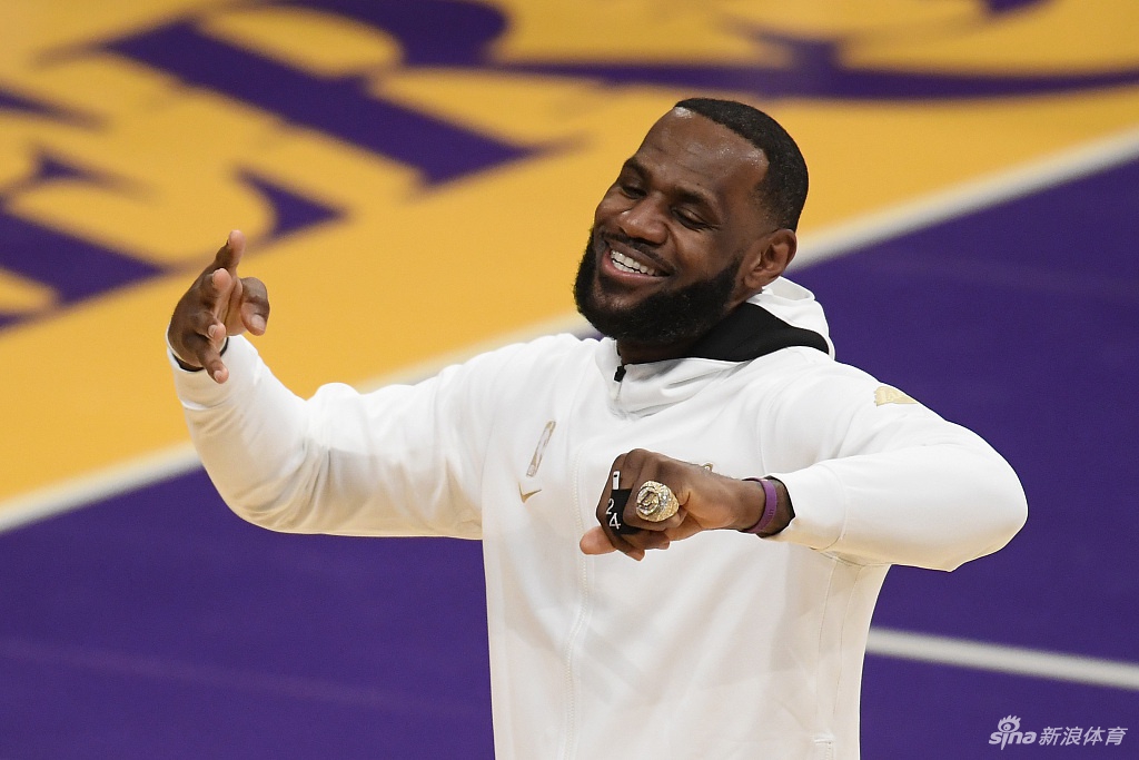 湖人总冠军戒指颁奖仪式 詹姆斯戴大钻戒笑开花