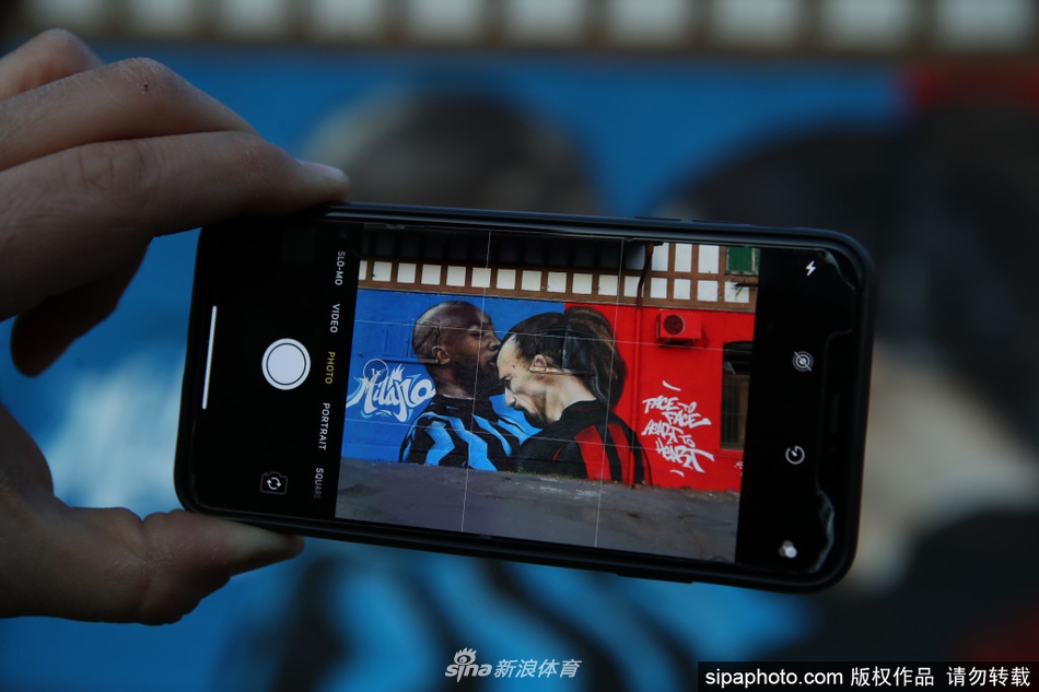 圣西罗球场外出现卢卡库&伊布冲突壁画