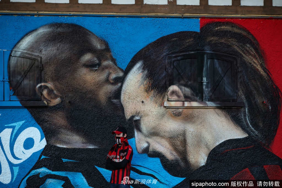 圣西罗球场外出现卢卡库&伊布冲突壁画