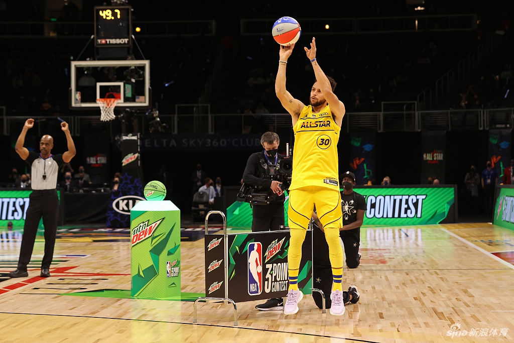 10 / 19 北京时间3月8日,nba全明星三分大赛斯蒂芬-库里在决赛轮中