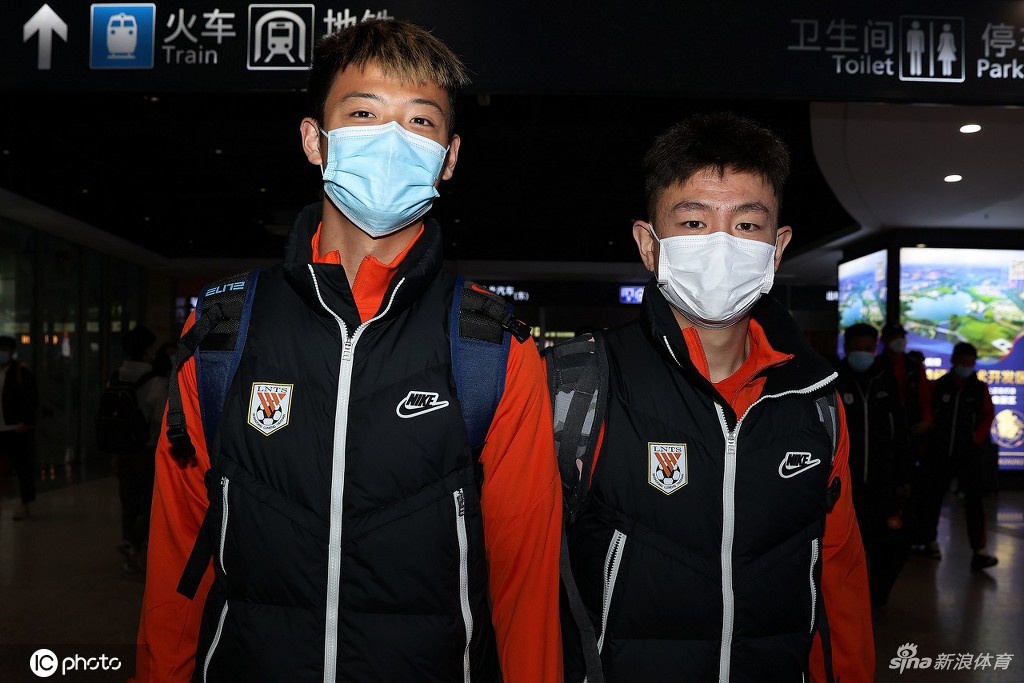 山东泰山抵达上海 备战与国足热身赛