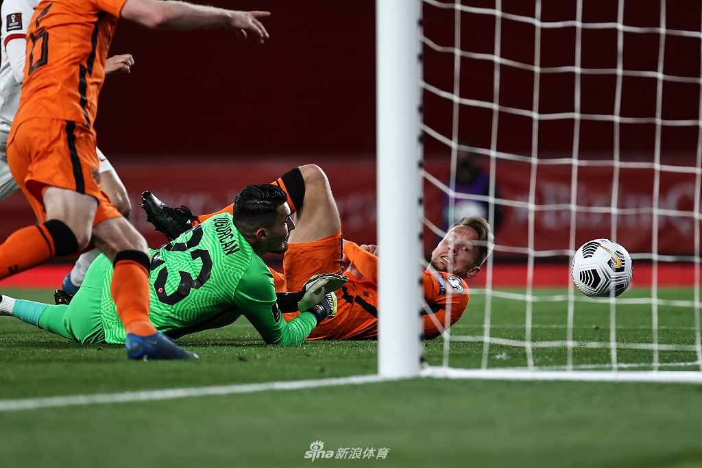 [世预赛]土耳其4-2荷兰 伊尔马兹帽子戏法