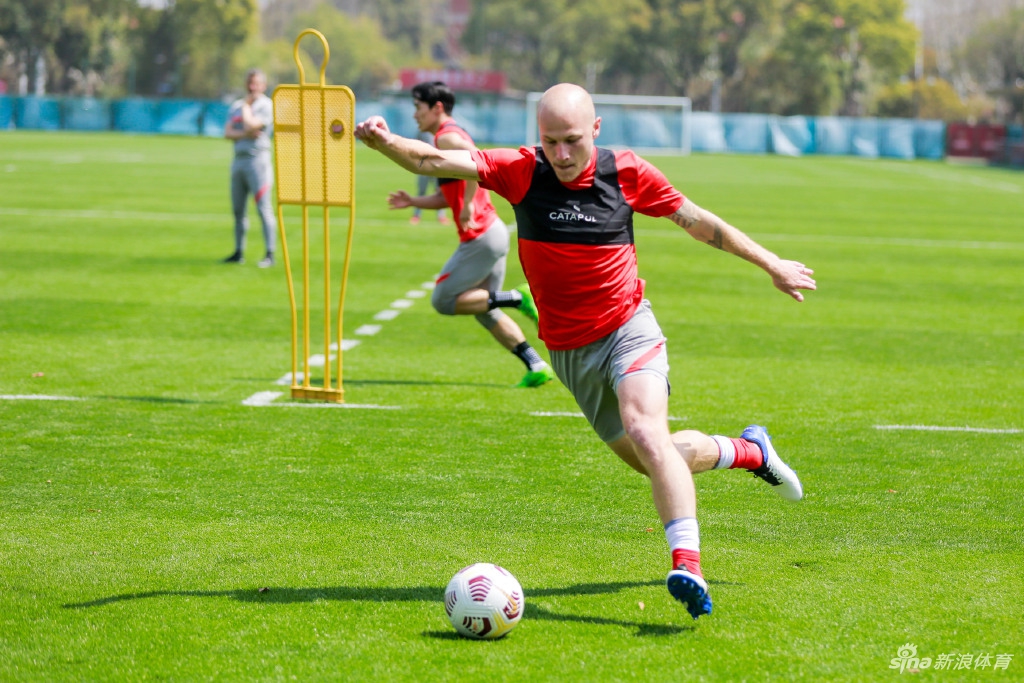 申花海港武汉官微发最新训练照 抹去遮挡耐克LOGO