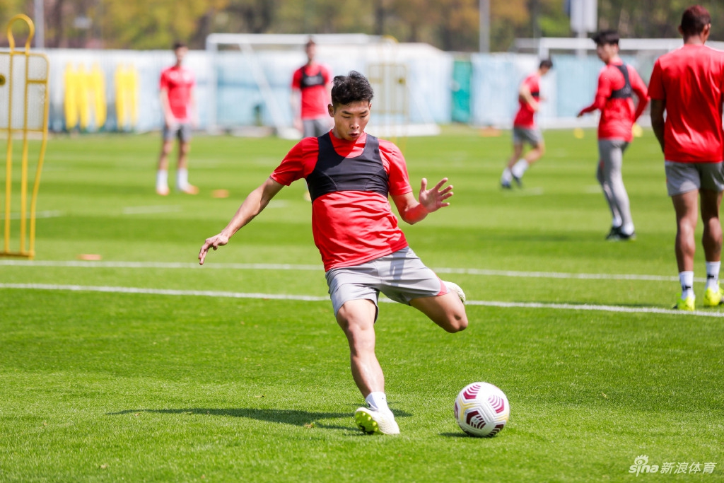 申花海港武汉官微发最新训练照 抹去遮挡耐克LOGO