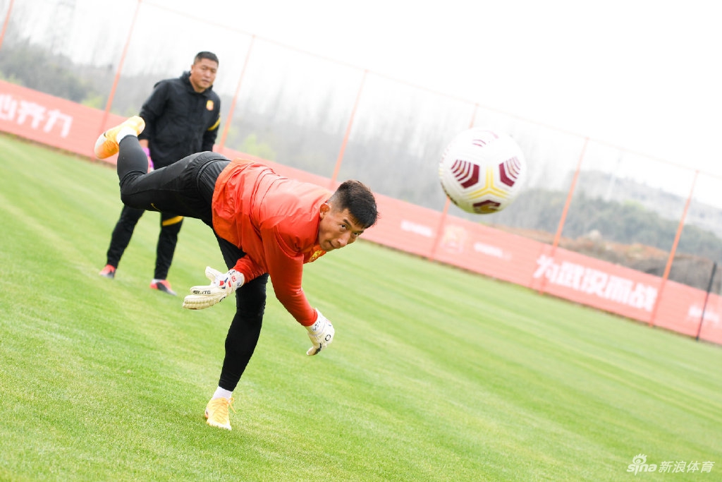 申花海港武汉官微发最新训练照 抹去遮挡耐克LOGO