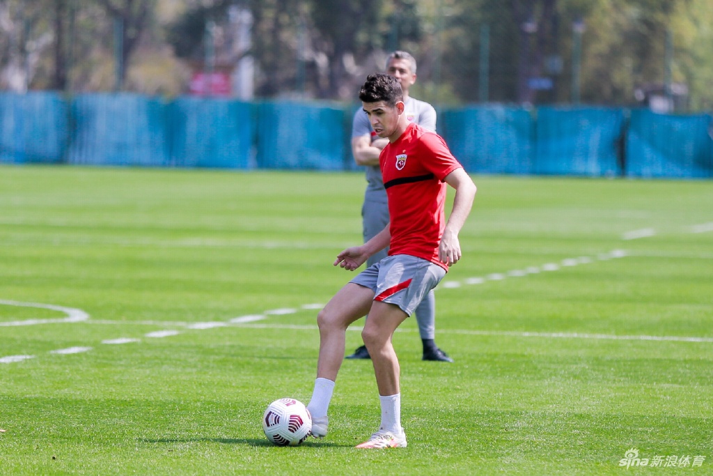 申花海港武汉官微发最新训练照 抹去遮挡耐克LOGO