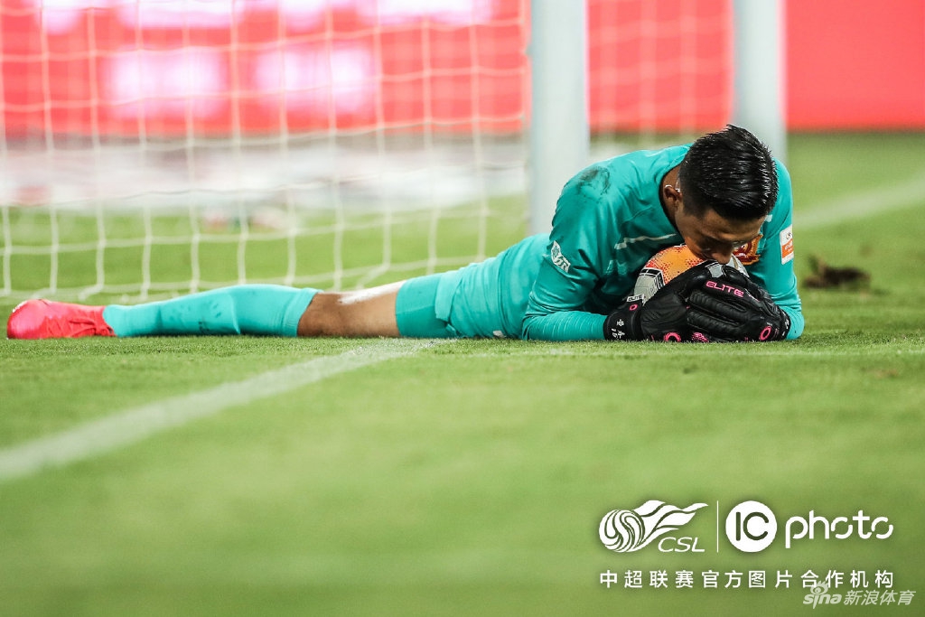 申花海港武汉官微发最新训练照 抹去遮挡耐克LOGO