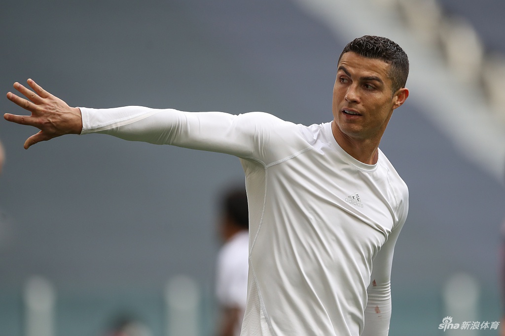 C罗赛后心情不佳 把球衣扔地上送给球童
